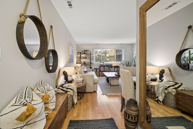 660 Perrie Drive 201, Elk Grove Village, IL 60007