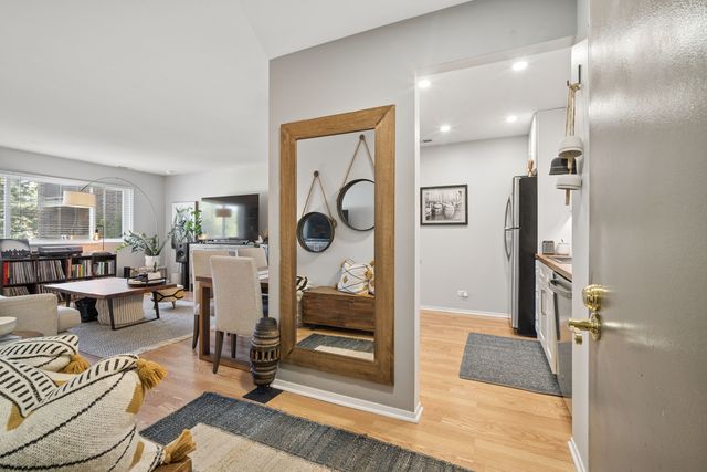 660 Perrie Drive 201, Elk Grove Village, IL 60007