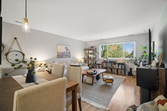 660 Perrie Drive 201, Elk Grove Village, IL 60007