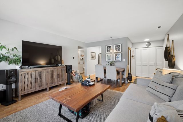 660 Perrie Drive 201, Elk Grove Village, IL 60007
