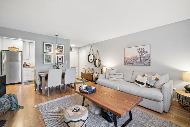 660 Perrie Drive 201, Elk Grove Village, IL 60007