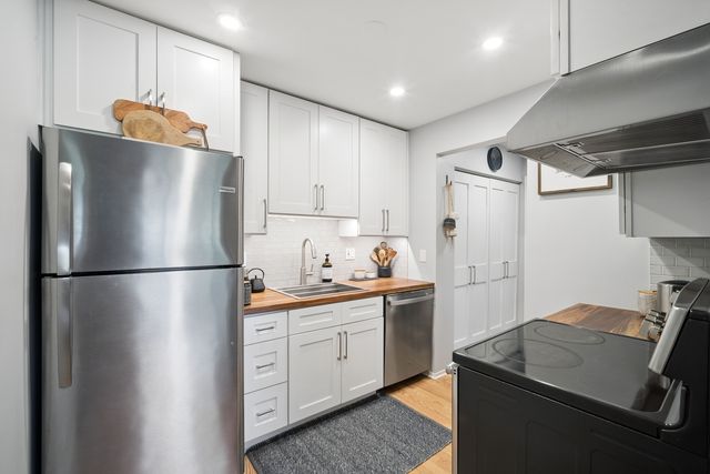 660 Perrie Drive 201, Elk Grove Village, IL 60007