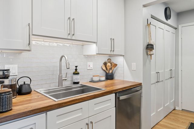 660 Perrie Drive 201, Elk Grove Village, IL 60007