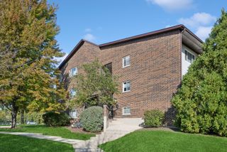 660 Perrie Drive 201, Elk Grove Village, IL 60007
