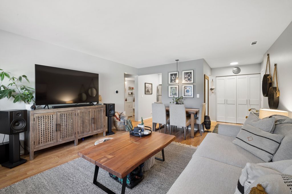 660 Perrie Drive 201, Elk Grove Village, IL 60007 — photo 5