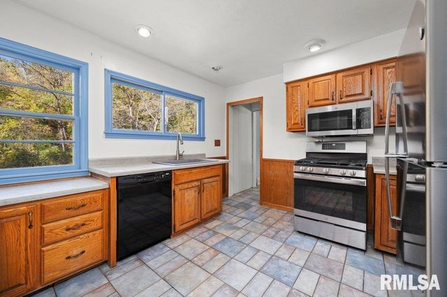 18378 WELLS FERRY Road, Bettendorf, IA 52722