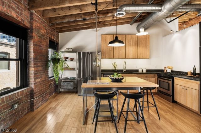 61 New Jersey Railroad Ave 13, Newark City, NJ 07105