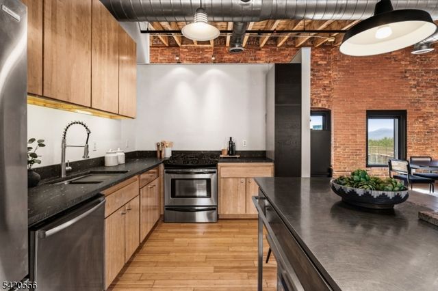 61 New Jersey Railroad Ave 13, Newark City, NJ 07105