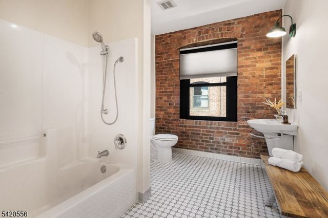 61 New Jersey Railroad Ave 13, Newark City, NJ 07105