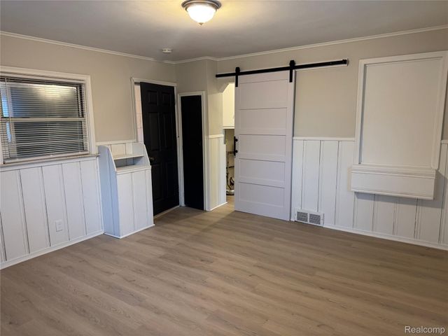 18810 Roscommon Street, Harper Woods, MI 48225