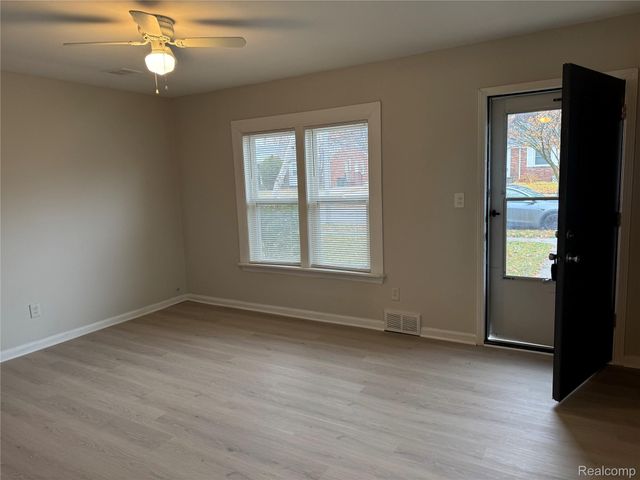 18810 Roscommon Street, Harper Woods, MI 48225