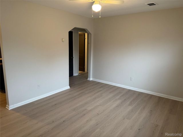 18810 Roscommon Street, Harper Woods, MI 48225