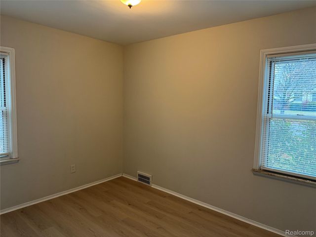 18810 Roscommon Street, Harper Woods, MI 48225