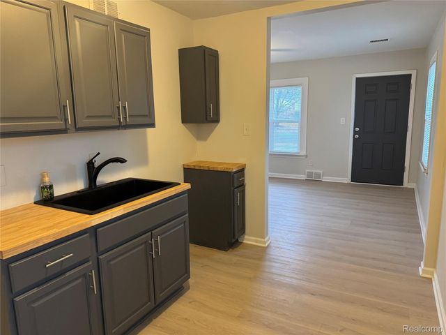 18810 Roscommon Street, Harper Woods, MI 48225