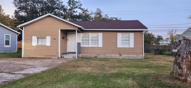128 Huisache Street, Lake Jackson, TX 77566