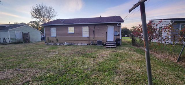 128 Huisache Street, Lake Jackson, TX 77566