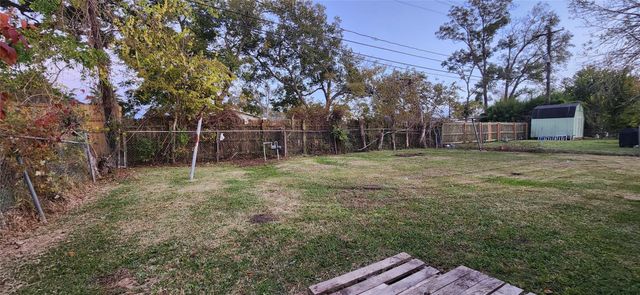 128 Huisache Street, Lake Jackson, TX 77566