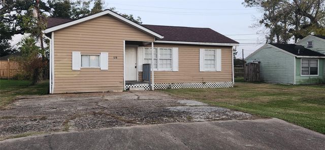 128 Huisache Street, Lake Jackson, TX 77566