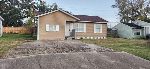 128 Huisache Street, Lake Jackson, TX 77566