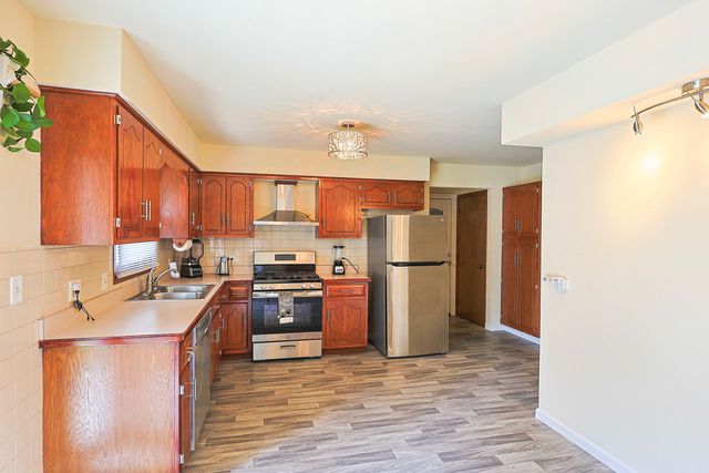 1305 VAN Street, Elgin, IL 60123