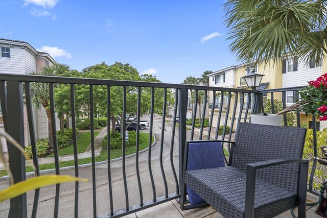 616 NW 38th Circle, Boca Raton, FL 33431