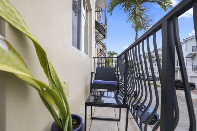 616 NW 38th Circle, Boca Raton, FL 33431