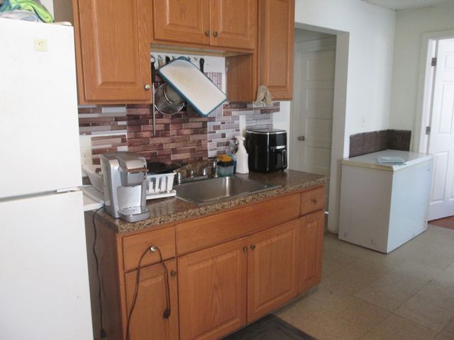 68-72 Mooreland St, Springfield, MA 01104