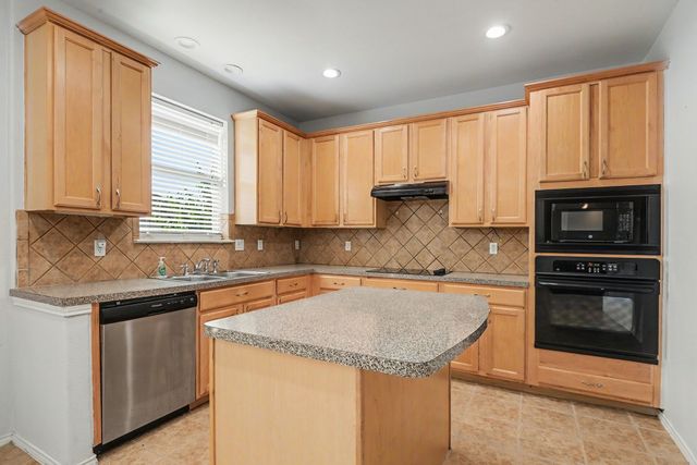 10800 Emerald Park Lane, Fort Worth, TX 76052
