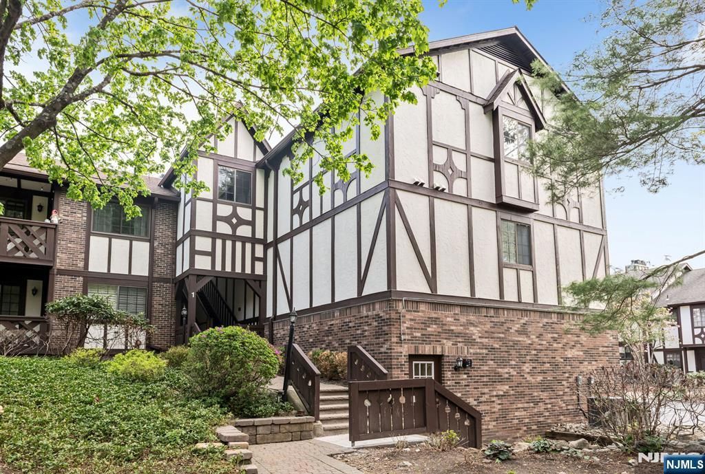 107 Mark Twain Way, Mahwah, NJ 07430
