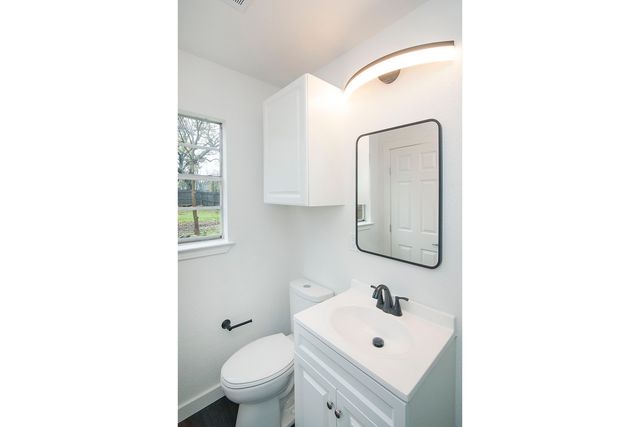 305 College Street, Farmersville, TX 75442