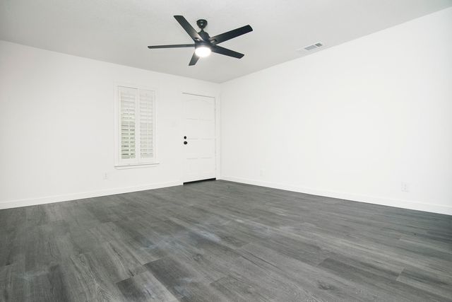 305 College Street, Farmersville, TX 75442