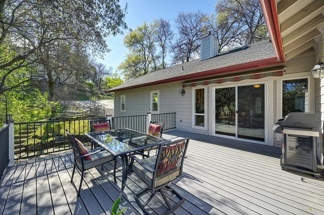 18572 Hummingbird Dr, Penn Valley, CA 95946