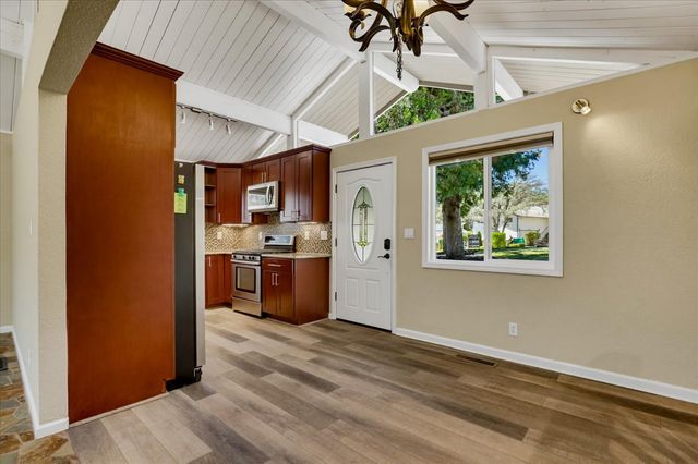 11969 Walnut Ct, Auburn, CA 95602