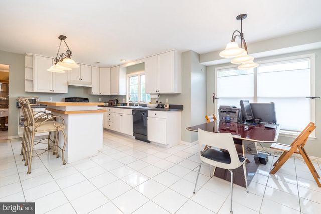 1 CRESTWOOD CT, Phoenixville, PA 19460
