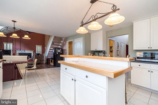 1 CRESTWOOD CT, Phoenixville, PA 19460