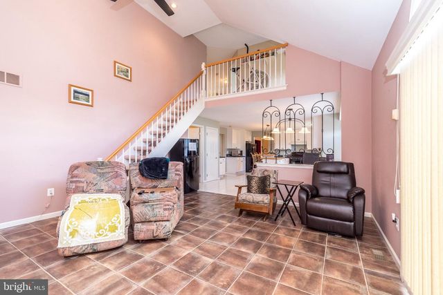 1 CRESTWOOD CT, Phoenixville, PA 19460