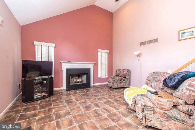 1 CRESTWOOD CT, Phoenixville, PA 19460