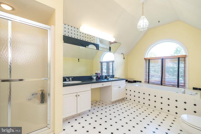 1 CRESTWOOD CT, Phoenixville, PA 19460