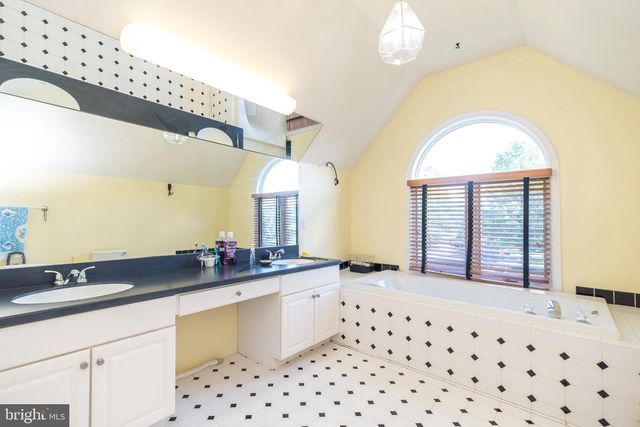 1 CRESTWOOD CT, Phoenixville, PA 19460