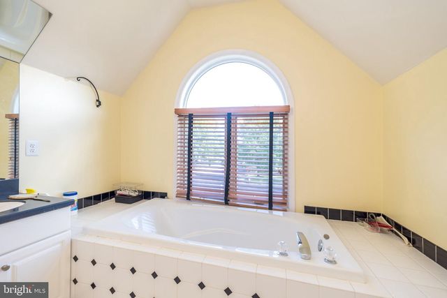 1 CRESTWOOD CT, Phoenixville, PA 19460