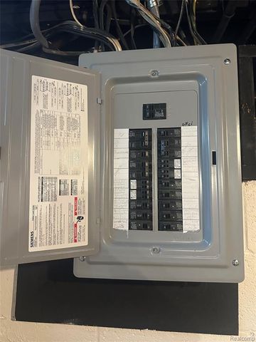 1661 Winthrop Road, Bloomfield Hills, MI 48302