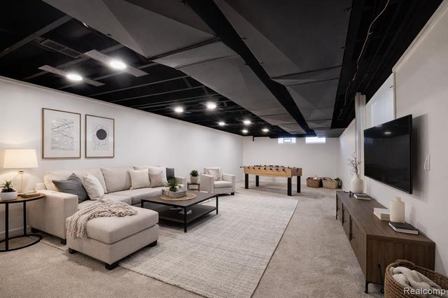 1661 Winthrop Road, Bloomfield Hills, MI 48302