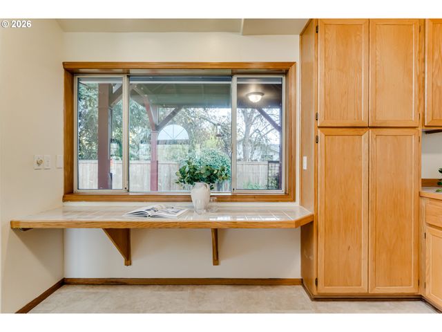 3850 LANCASTER Dr, Eugene, OR 97404