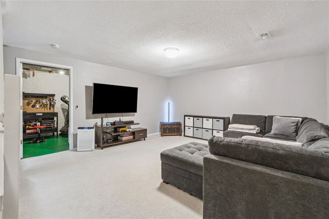 8616 Alpine Drive C, Urbandale, IA 50322