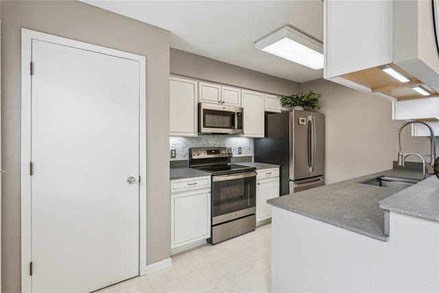 8616 Alpine Drive C, Urbandale, IA 50322