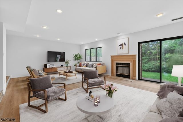 169 Castle Ridge Dr, East Hanover Twp., NJ 07936