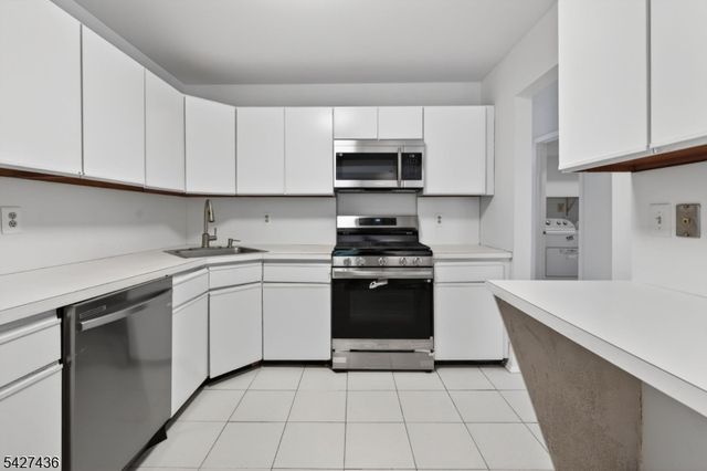 169 Castle Ridge Dr, East Hanover Twp., NJ 07936