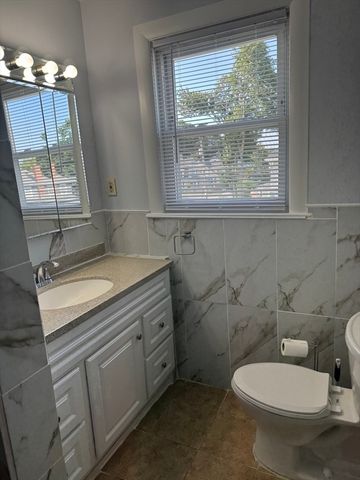 253 Humphrey St 2, Marblehead, MA 01945