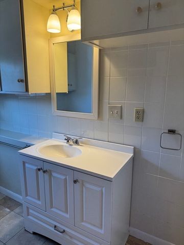 253 Humphrey St 2, Marblehead, MA 01945