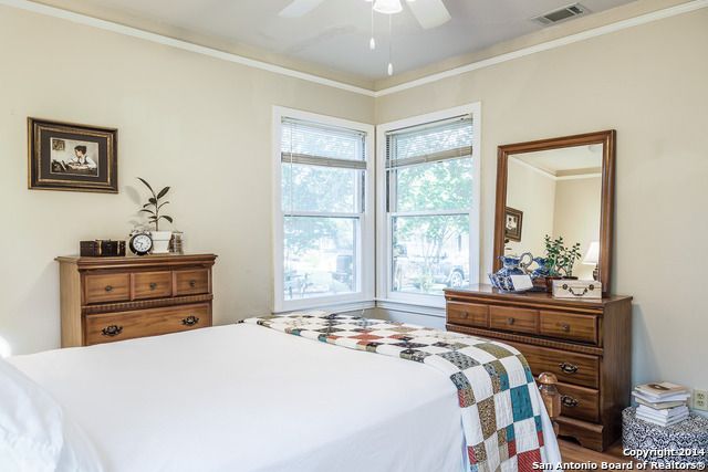 209 LYMAN DR, Terrell Hills, TX 78209